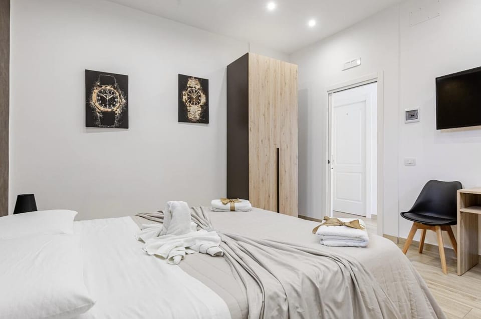 Bed, TV and multimedia, Photo of the whole room, Bedroom, towels, wardrobe, air conditioner