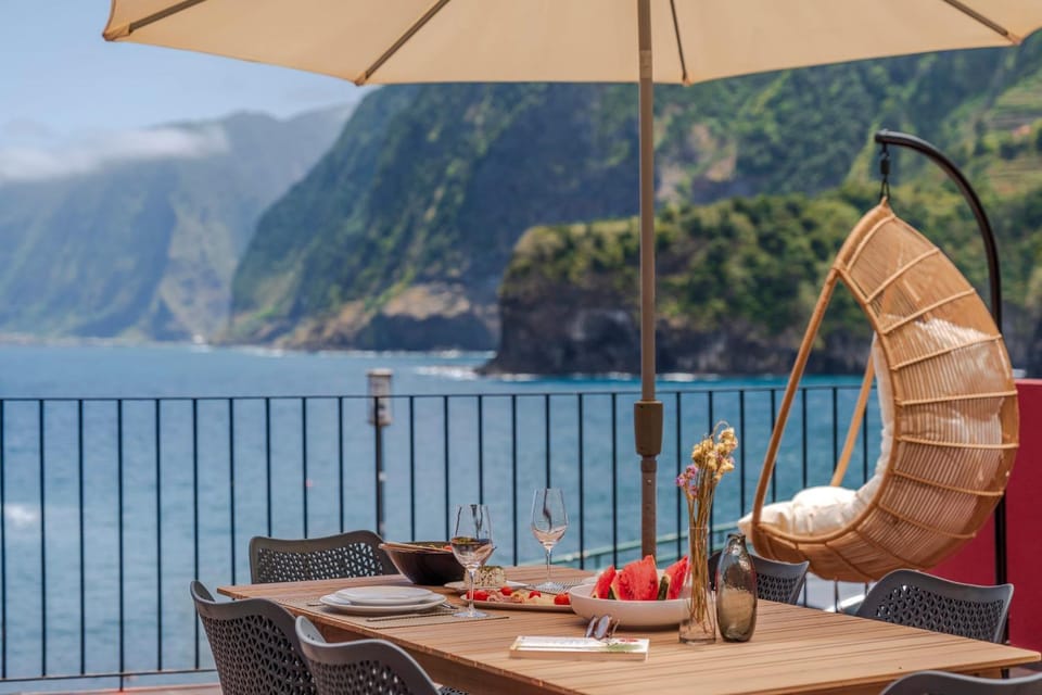 Nearby landmark, Natural landscape, View (from property/room), Balcony/Terrace, Dining area, Mountain view
