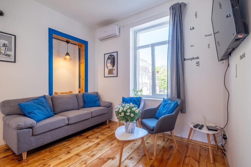 TV and multimedia, Living room, Seating area, air conditioner