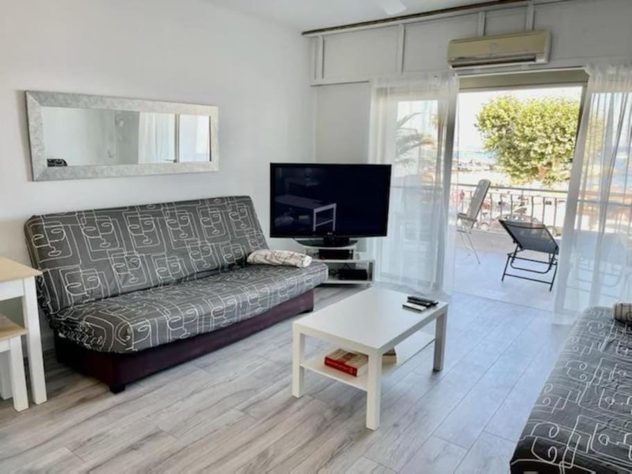 Très bel appartement sur la plage avec grande terrace face à la mer! La Goelette Apartment in Antibes