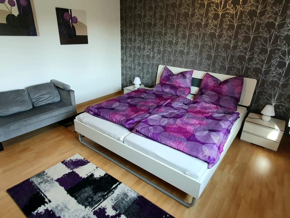 Bed, Seating area, Bedroom