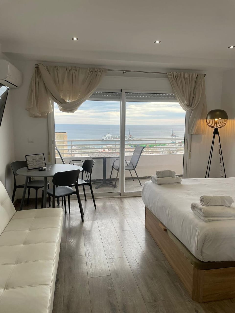 Bed, View (from property/room), Balcony/Terrace, Photo of the whole room, Seating area, Bedroom
