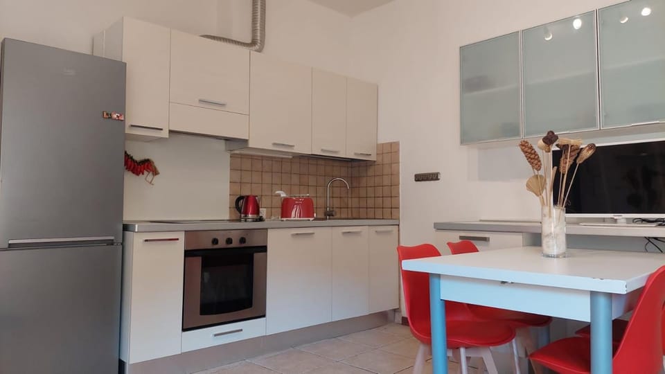 Kitchen or kitchenette, Dining area, stove