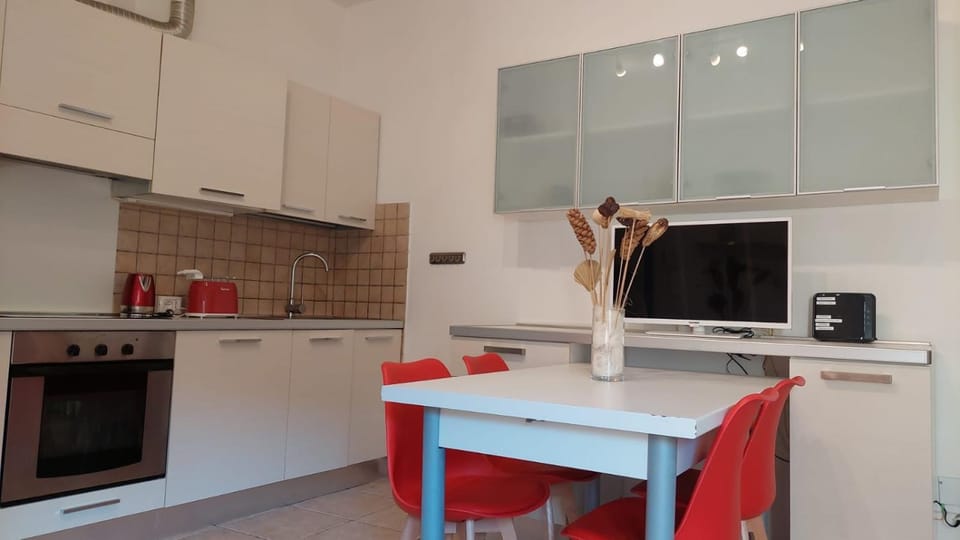 Kitchen or kitchenette, Dining area, dishwasher, stove