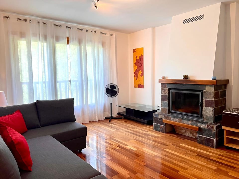 TV and multimedia, Living room, Seating area, flat iron