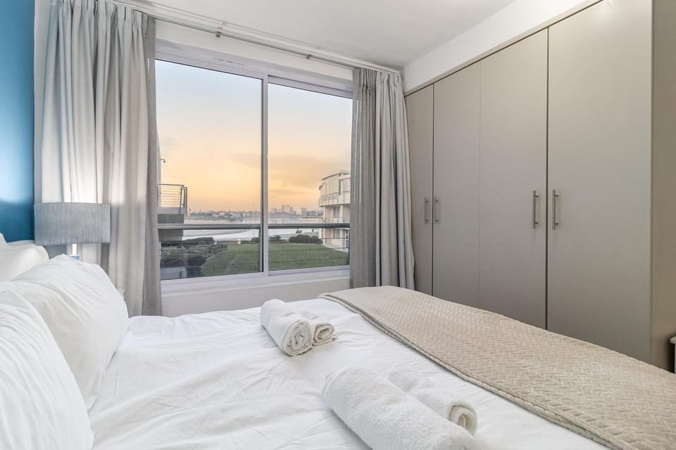 Luxury Beach Escape Sleeps 4 - Ocean View - Spa - Pool - Gym - Back Up Power Apartment in Cape Town