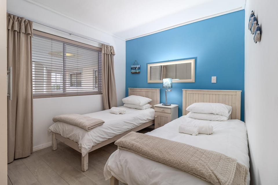 Luxury Beach Escape Sleeps 4 - Ocean View - Spa - Pool - Gym - Back Up Power Apartment in Cape Town