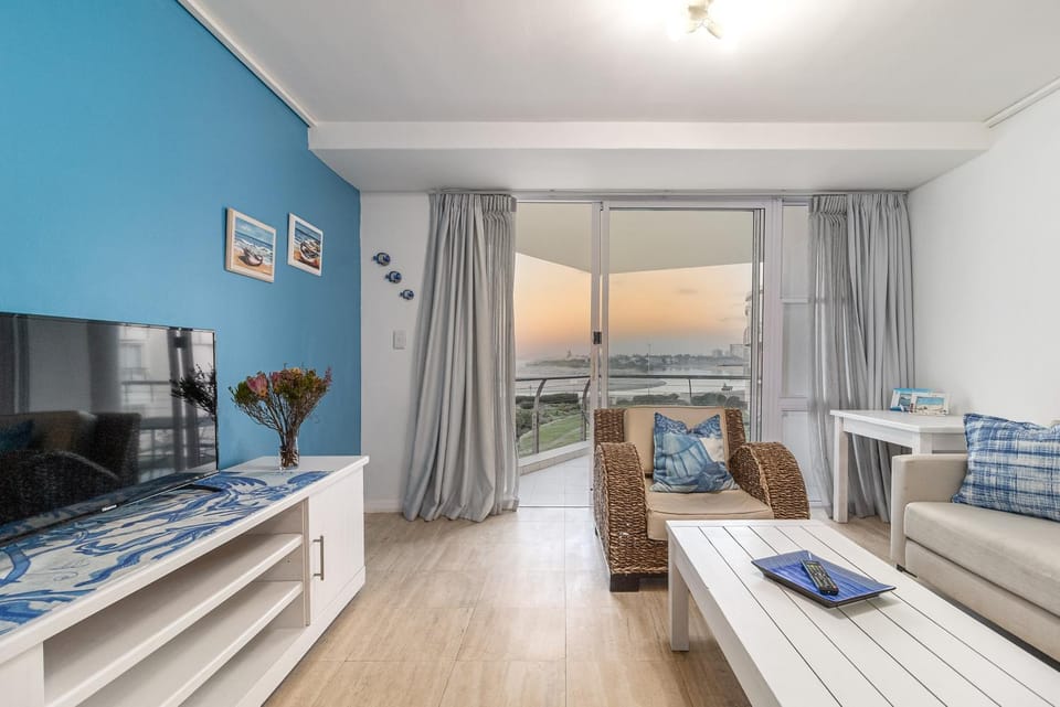 Luxury Beach Escape Sleeps 4 - Ocean View - Spa - Pool - Gym - Back Up Power Apartment in Cape Town