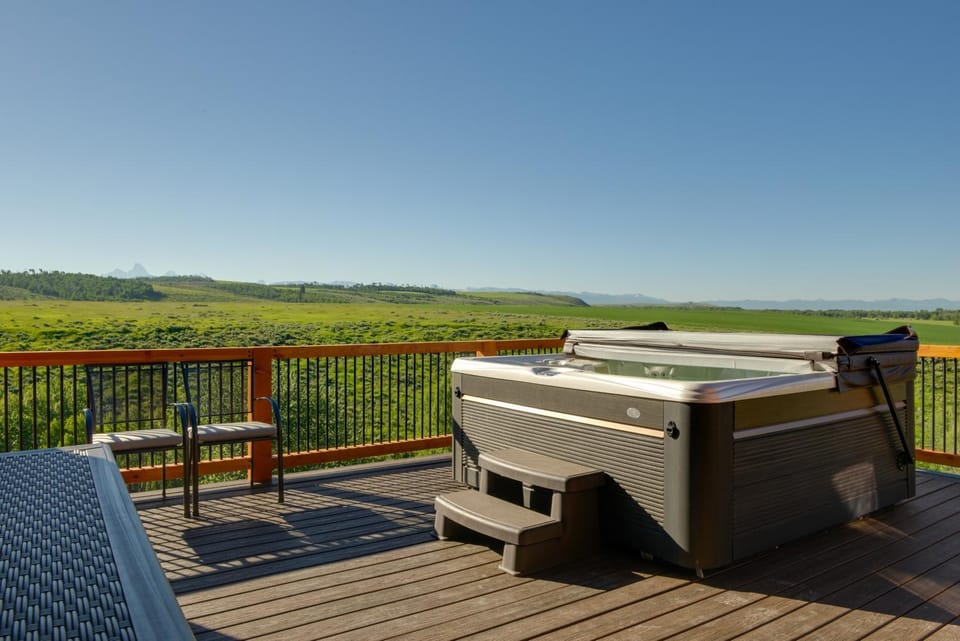 Fire Pit, Deck + Hot Tub: Idaho Group Getaway! House in Idaho
