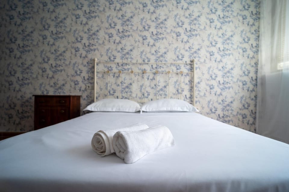 Bed, towels