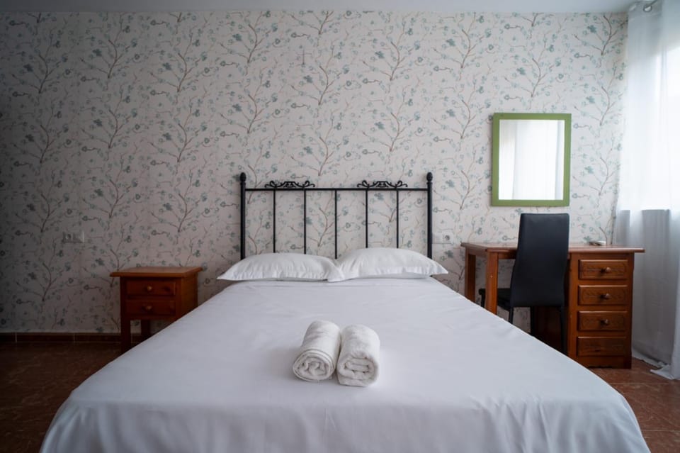 Bed, towels