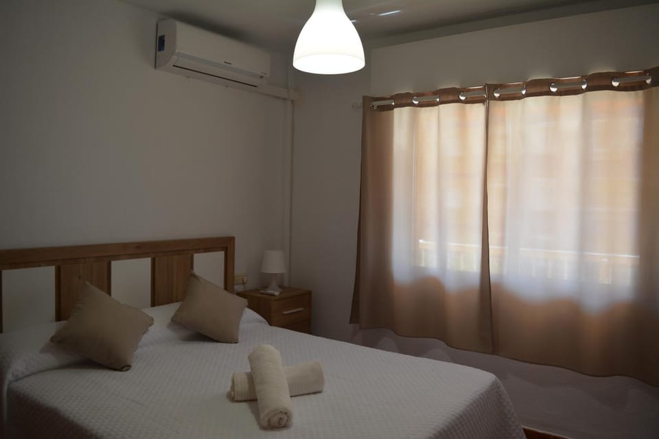 Bedroom, air conditioner