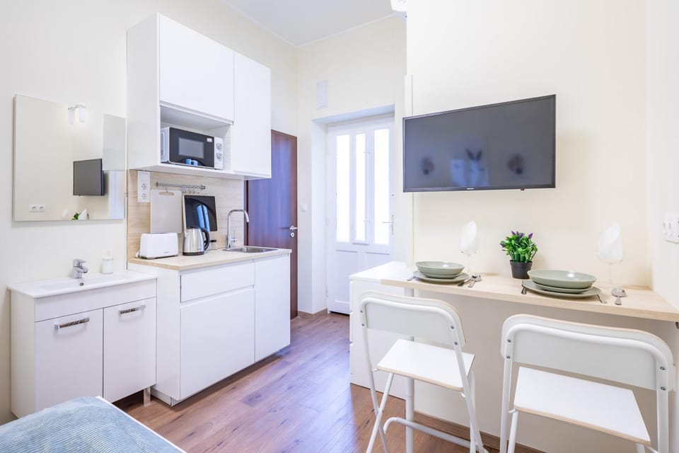 Hyper Central - NEW - Very Small Studio Apartment in Budapest