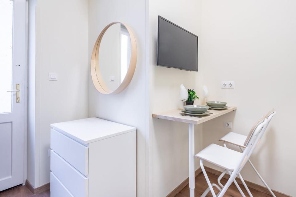 Hyper Central - NEW - Very Small Studio Apartment in Budapest
