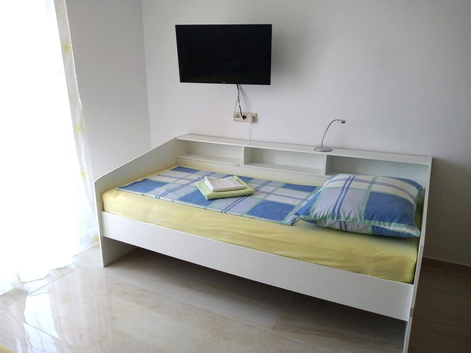 Bed, TV and multimedia, Sea view, towels, air conditioner