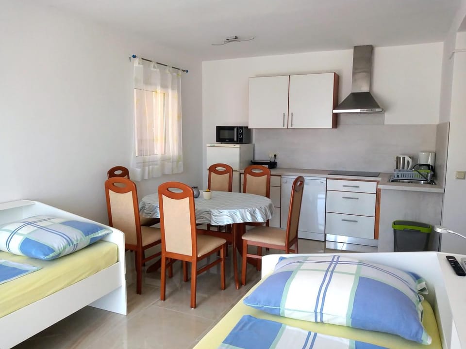 Bed, TV and multimedia, Kitchen or kitchenette, Living room, Seating area, Dining area, Sea view, minibar, stove, air conditioner