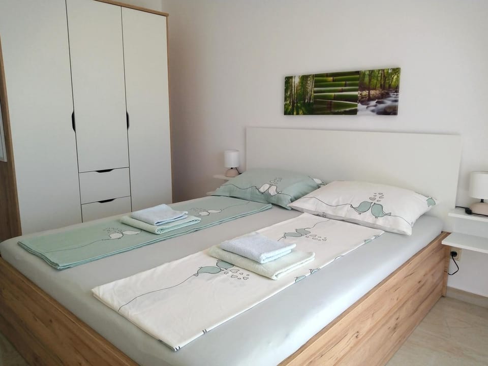 Bed, Bedroom, Sea view, towels
