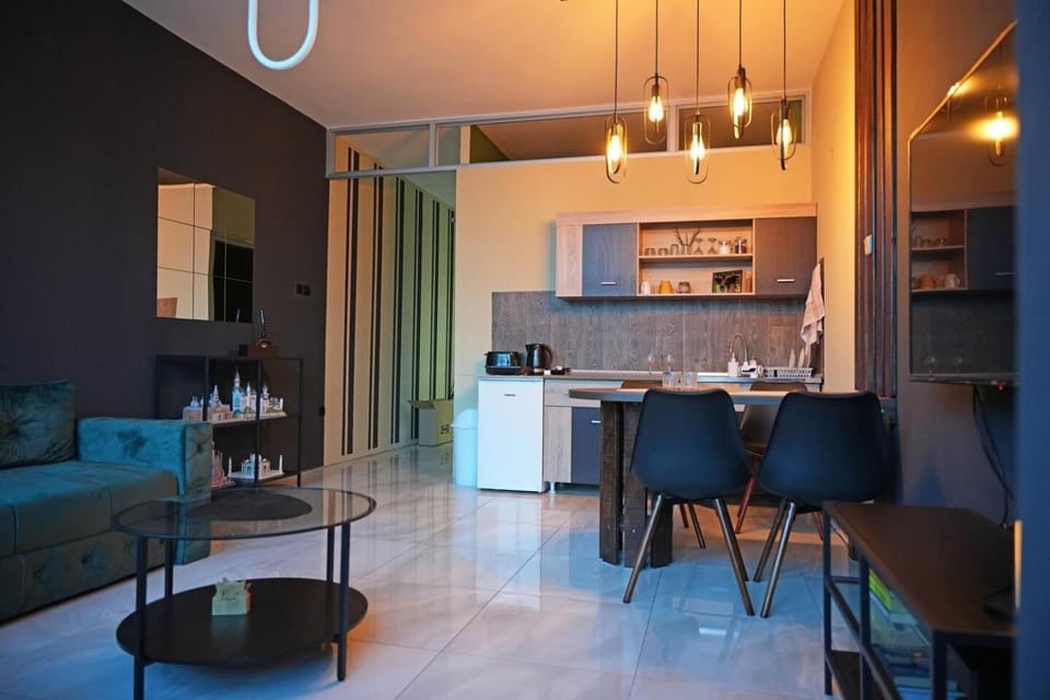 Kitchen or kitchenette, Living room, Seating area, Dining area