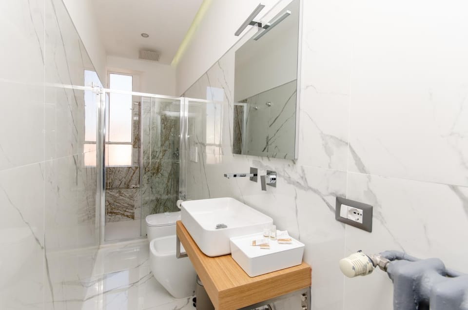 Shower, Toilet, Bathroom, towels