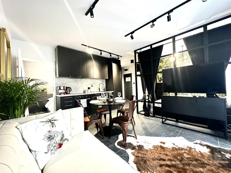 GOLDEN Apartment ~ 1000m Main Square ~ Self Check-In 24h Apartment in Wroclaw