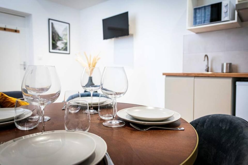 TV and multimedia, Kitchen or kitchenette, Dining area, Food