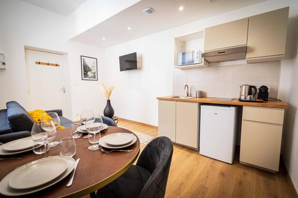 TV and multimedia, Coffee/tea facilities, Kitchen or kitchenette, Living room, Seating area, Dining area, minibar