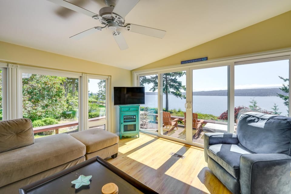Cozy Langley Retreat: Water Views & Beach Access House in Camano Island