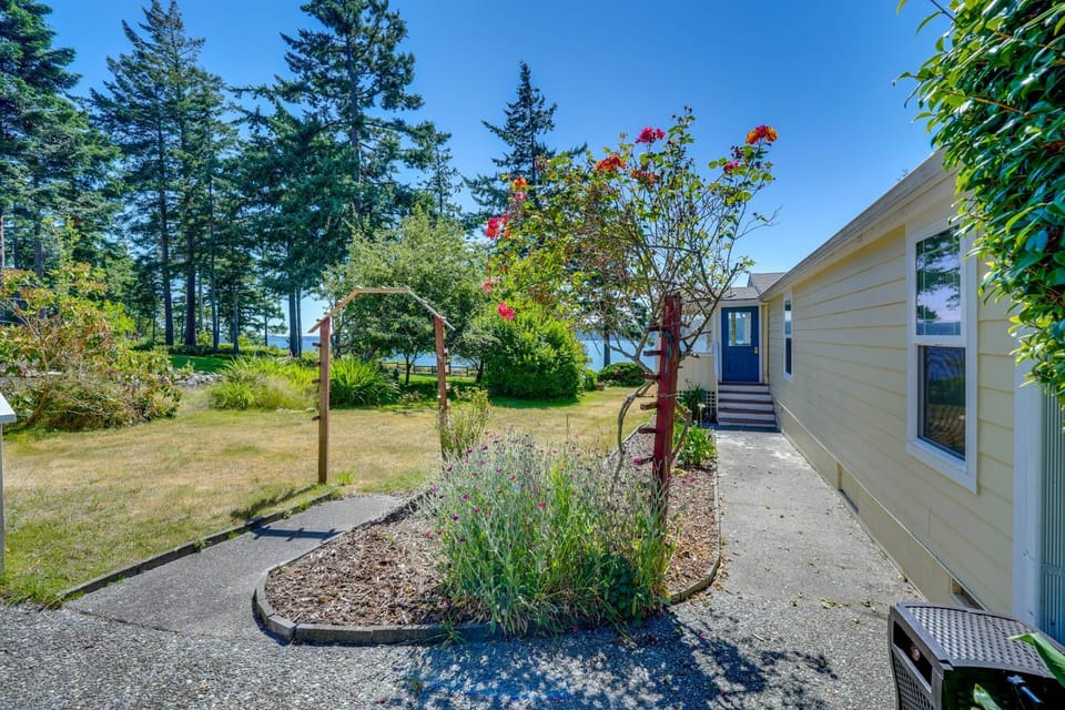Cozy Langley Retreat: Water Views & Beach Access House in Camano Island