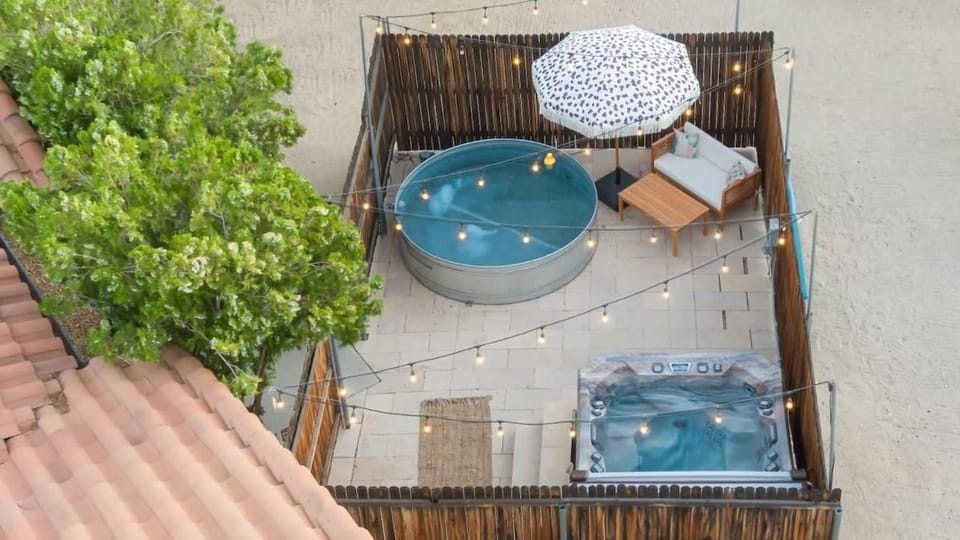 Airway to Heaven - Joshua Tree Home w Cowboy Tub House in Yucca Valley
