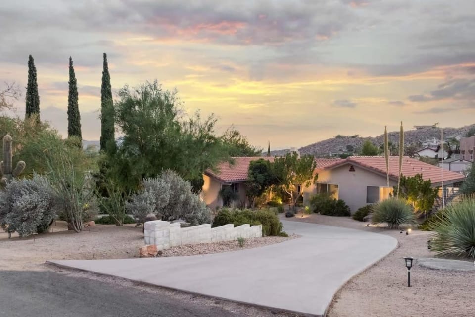 Airway to Heaven - Joshua Tree Home w Cowboy Tub House in Yucca Valley