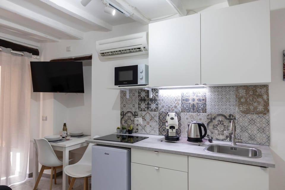 Coffee/tea facilities, Kitchen or kitchenette, Lobby or reception, Dining area, minibar, stove, air conditioner