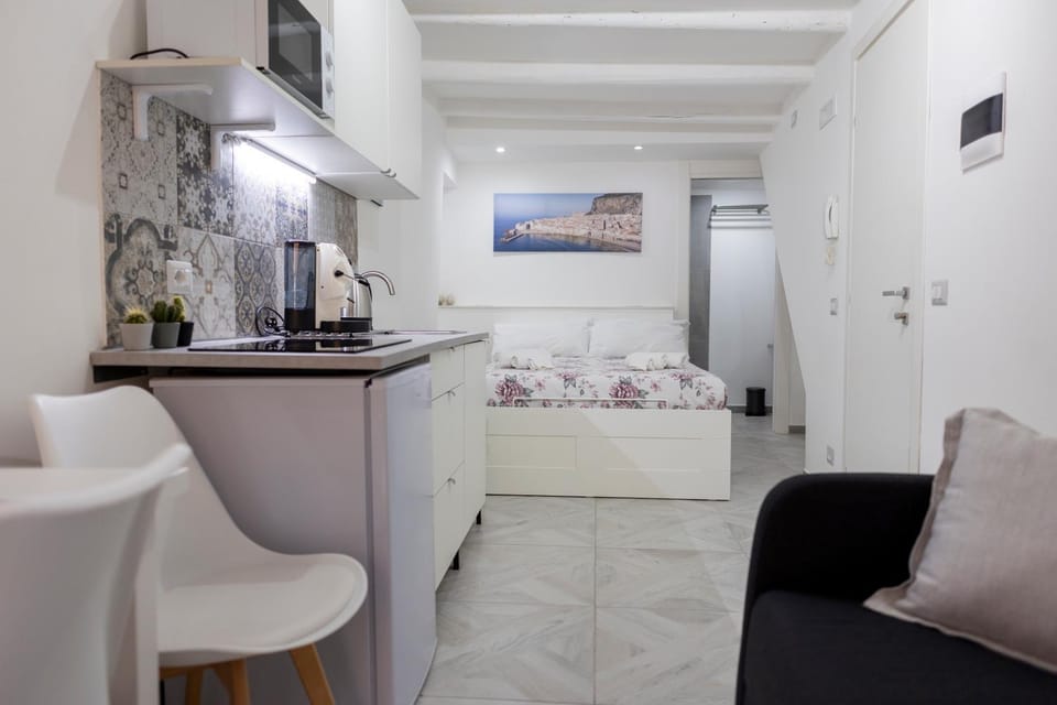 Bed, Kitchen or kitchenette, Living room, Seating area, Dining area, minibar