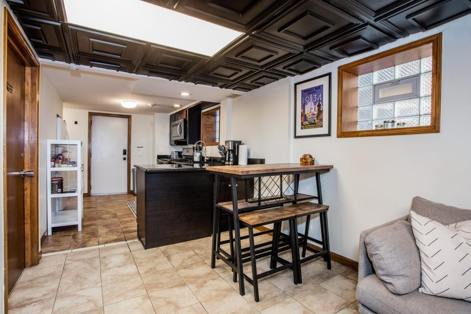 Stylish Garden-Level 2BR: Quiet Neighborhood Apartment in Chicago