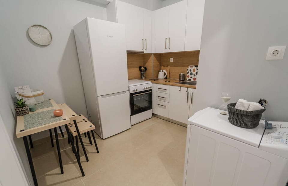 Kitchen or kitchenette, Dining area, dishwasher, pet friendly, stove