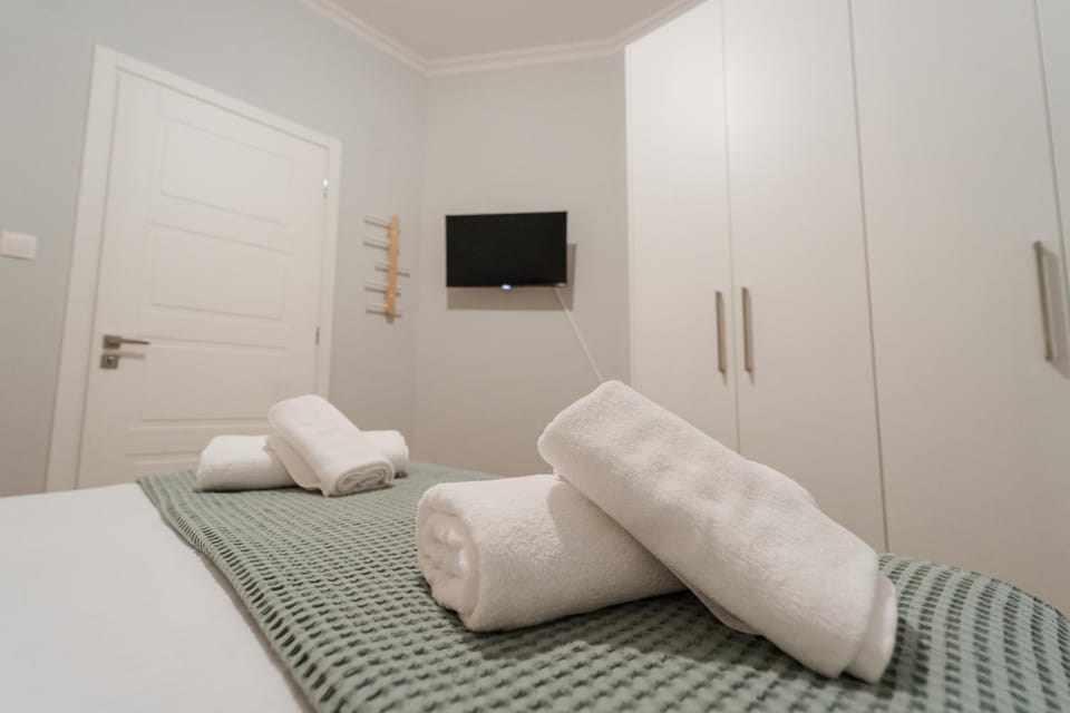 Bed, TV and multimedia, Photo of the whole room, Bedroom, towels
