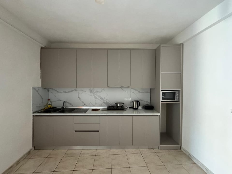 Kitchen or kitchenette, Breakfast, microwave, stove