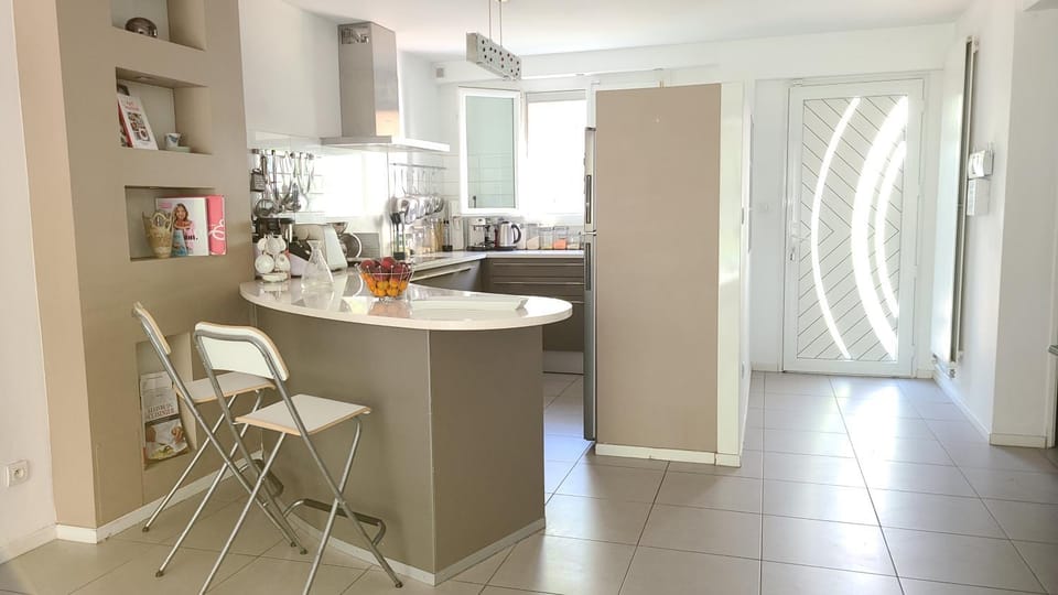Kitchen or kitchenette, Communal kitchen