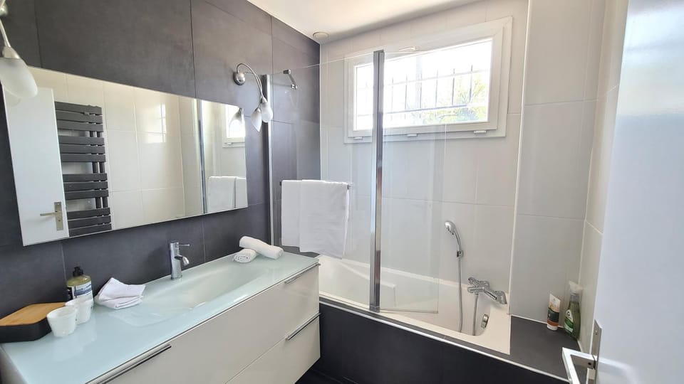 Shower, Bathroom, Bath, towels