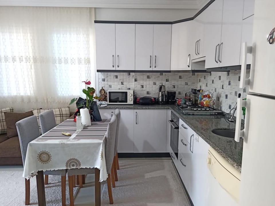 Coffee/tea facilities, Kitchen or kitchenette, Dining area, dishwasher, oven, stove