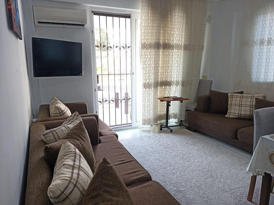 Communal lounge/ TV room, TV and multimedia, Living room, Seating area, air conditioner