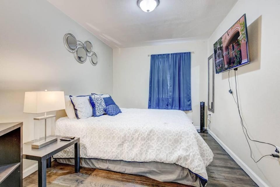 Bed, TV and multimedia, Photo of the whole room, Bedroom, fireplace, wardrobe