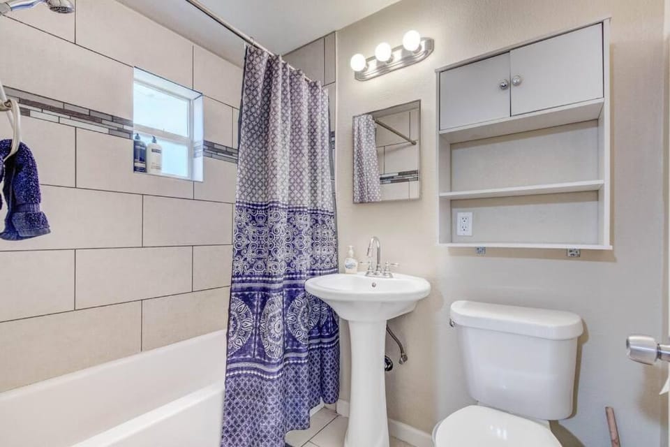 Shower, Toilet, Bathroom, Bath, towels