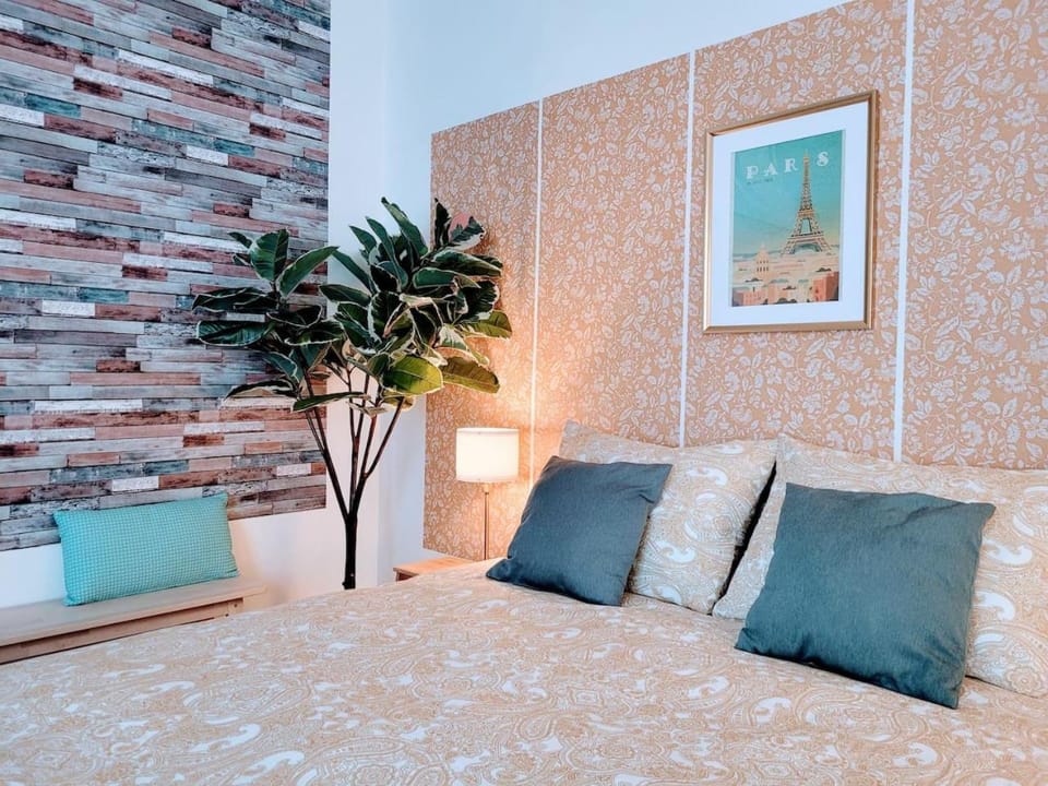 Bed, Living room, Photo of the whole room, Seating area, Bedroom