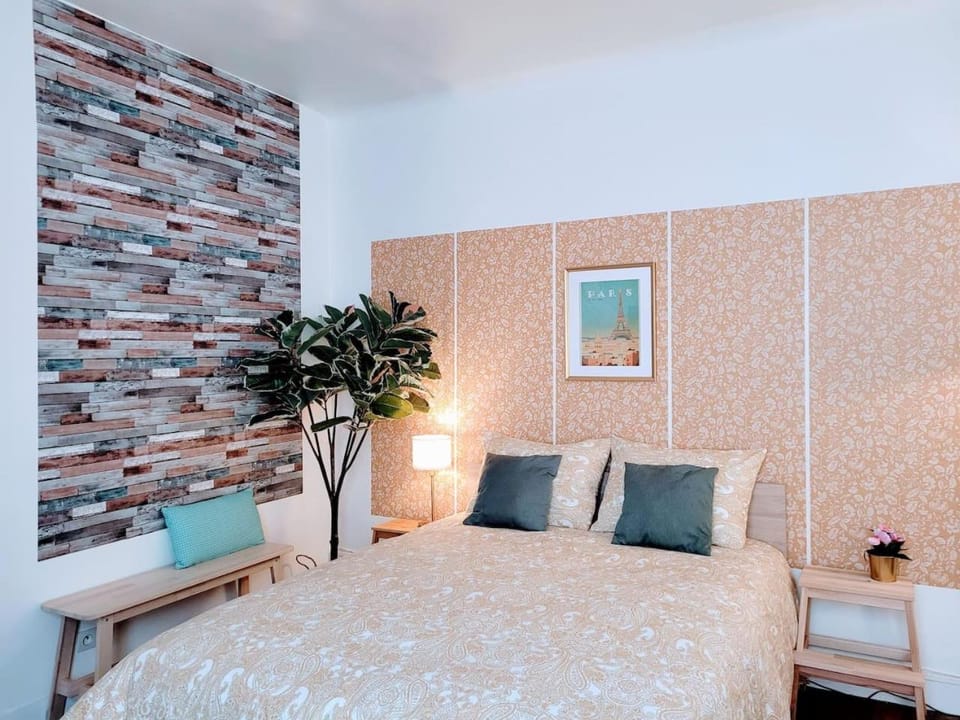 Bed, Living room, Photo of the whole room, Seating area, Bedroom