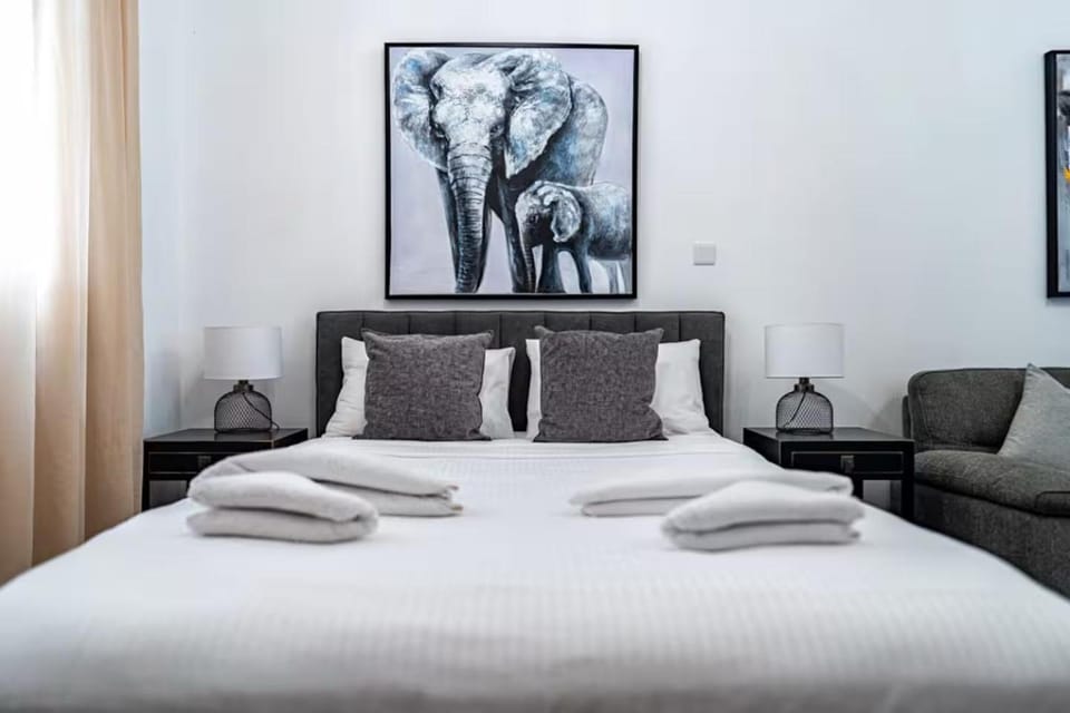 Bed, Decorative detail, towels