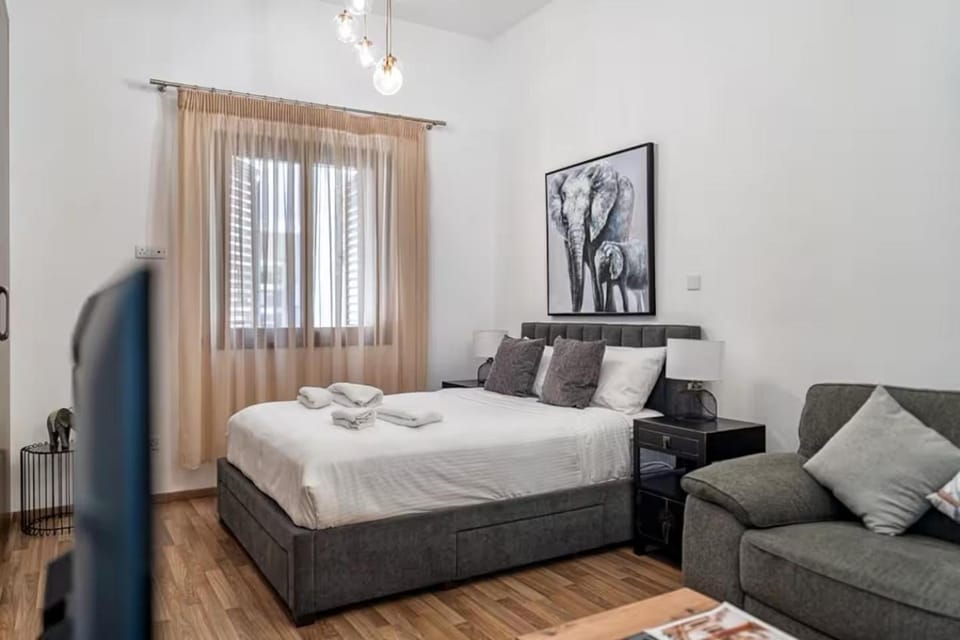 Bed, TV and multimedia, Living room, towels