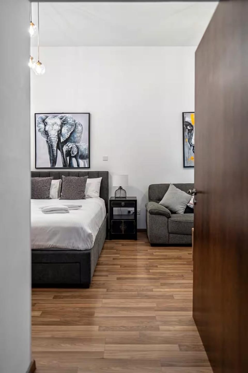 Bed, Living room, Decorative detail, towels