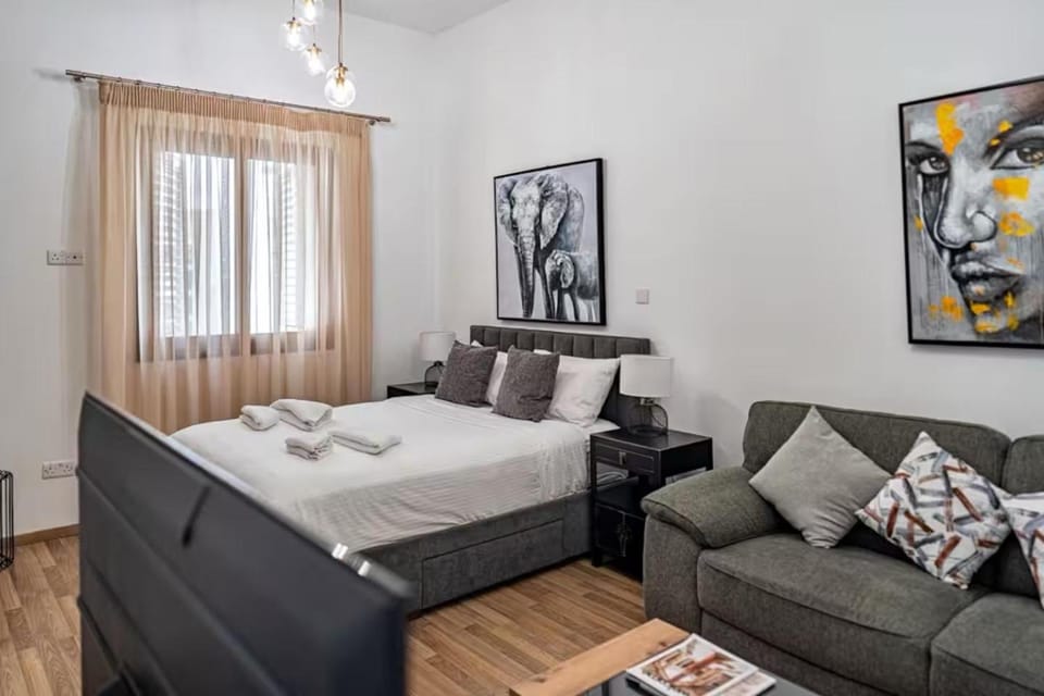 Bed, TV and multimedia, Living room, towels