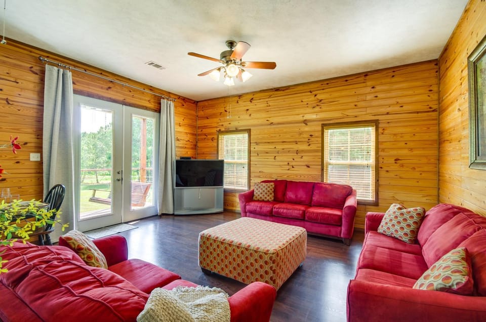 Cozy Summit Cabin w/ Hiking Trails & Fishing Pond! Cabin in Mississippi