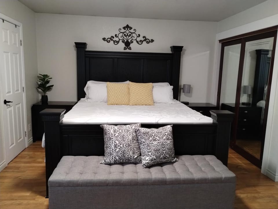 PNW Home With Private Outdoor Getaway Space. House in Des Moines